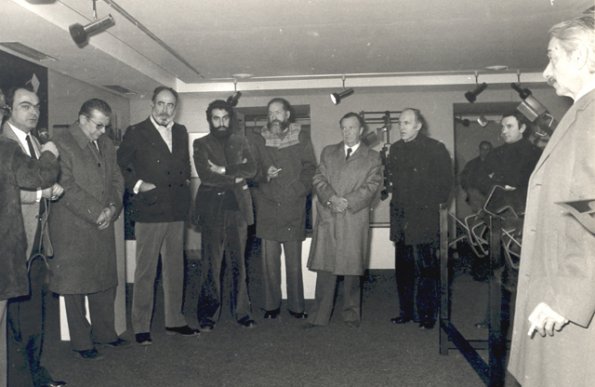 Exposición de Esculturas Salas Caja de Ahorros Provincial de Gipuzkoa 1975   Julio Abad, Carlos Sistiaga, Rafael Ruiz Balerdi, y en primer plano a la derecha Miguel Pelay Orozco    