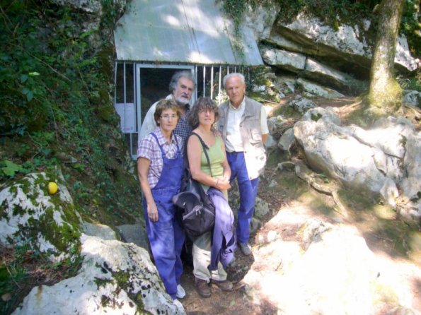 Ricardo Ugarte y su mujer Julia Otxoa junto a la cueva de Ekain, junto a arqueólogo Jesús Altuna y su mujer Koro Mariezcurrena