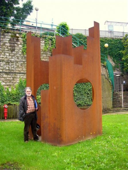 Ricardo Ugarte junto al Castillo de Popa ( Pasajes,1992 ) Acero, 2 x 2 x 4 metros