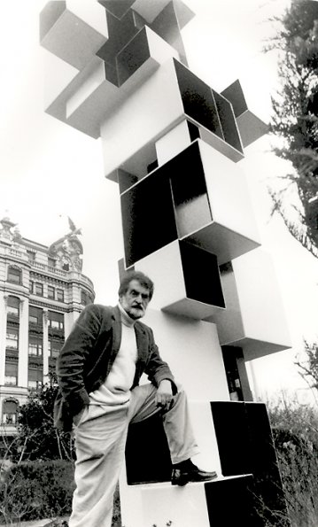 Ricardo con su escultura Estela  30 años después    