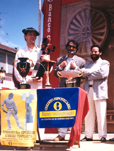 Entrega de escultura trofeo a Mikel Sarriegui, con el alcalde de Pasajes, Xabier Portugal - 1990    